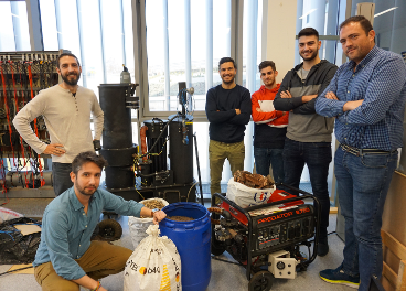 David Vera, de pie en el centro, junto al resto de componentes del equipo que trabaja en este proyecto.
