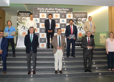 Autoridades y premiados por la DOP Montes de Toledo.