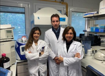 Los investigadores de la Universidad de Jaén Natalia Andújar, Antonio Cobo y Magdalena Martínez Cañamero, autores del artículo.