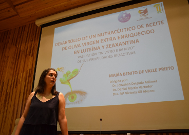 La investigadora María Benito defendiendo su tesis doctoral.