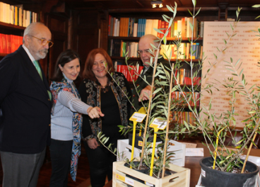 En el centro, la investigadora Carmen Martínez, y la vicepresidenta adjunta de Transferencia del Conocimiento del CSIC, Ángela Ribeiro. Foto: CSIC.