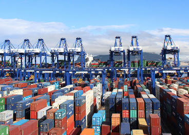 Imagen de un puerto y sus containers