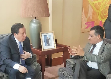 El ministro de Asuntos Exteriores de Túnez en su reunión con el director ejecutivo del COI.
