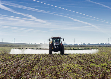 Agricultor aplicando fitosanitarios. Foto UPA.