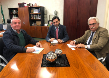 Reunión entre el delegado territorial de Empleo y representantes de Cooperativas. 