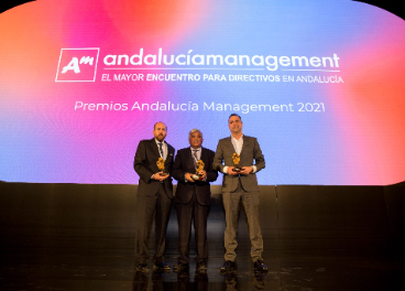 Diego Gallego, Presidente de Grupo MIGASA, junto a los directivos de Barbadillo y Kimitec con los Premios Andalucía Management.