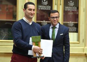 El presidente de la Diputación de Badajoz entrega los galardones.