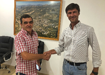 Isidro Gavilán junto a Andrés, Presidente de la Cooperativa