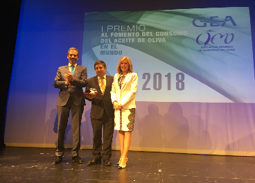 Presidente de la Diputación de Jaén recoge el premio.