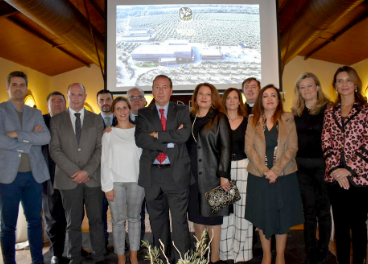 Asistentes a la inauguración de la nueva almazara de Aires de Jaén.
