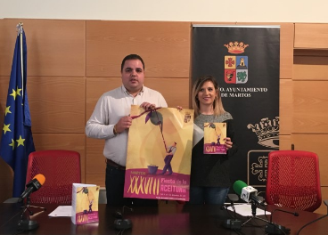 El alcalde de Martos, Víctor Torres, junto con la concejal de Festejos, Rosa Barranco, han sido los encargados de presentar este evento.