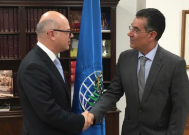 El embajador de Turquía con el director ejecutivo del COI.