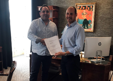 Firma del contrato entre GEA y Grupo Vega.