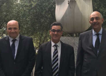 El director ejecutivo del COI, Abdellatif Ghedira, con el embajador de Egipto en Madrid.