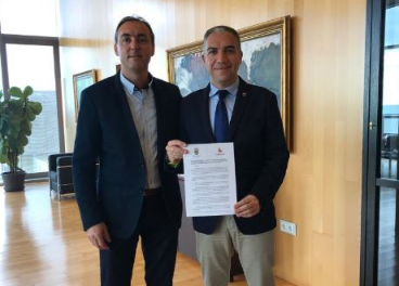 Alcalde de Jubrique junto con el presidente de la Diputación malagueña.