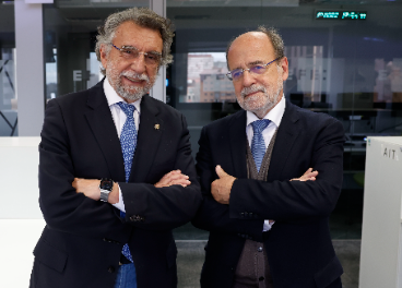Los doctores Escribano y Estruch. Foto:  Andrés Ballesteros de EFE.