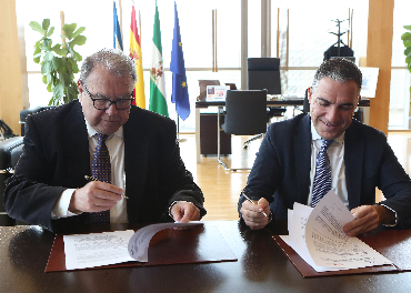 Los presidentes de la Cámara de Comercio y la Diputación de Málaga, rubrican el acuerdo.