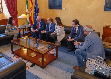 Representantes de la plataforma cooperativa AndalucíaEScoop durante la reunión con Marta Bosquet.