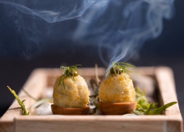 Aceituna gordal frita rellena de morcilla.