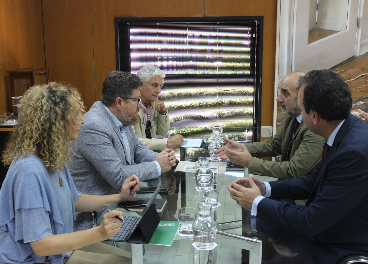 Reunión entre representantes de la Junta de Andalucía y Heineken