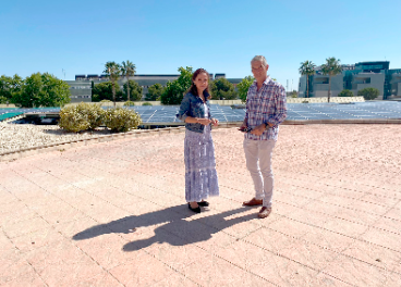 Los investigadores de la UJA María José del Jesus y Jorge Aguilera, en la zona del Campus Las Lagunillas donde se instalará uno de estos espacios.