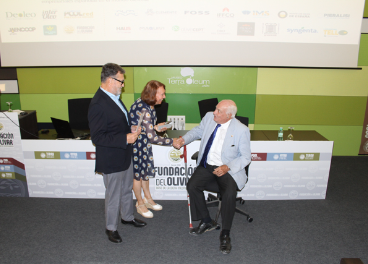 Entrega del premio a Juan Ramón Guillén.